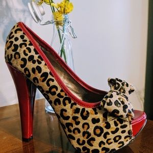 Smoking hot animal print pumps